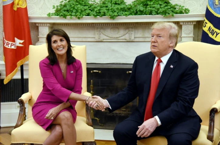 Le président des Etats-Unis Donald Trump et l'ambassadrice américaine à l'ONU Nikki Haley, qui a annoncé sa démission mardi, dans le Bureau oval à la Maison Blanche le 9 octobre 2018.