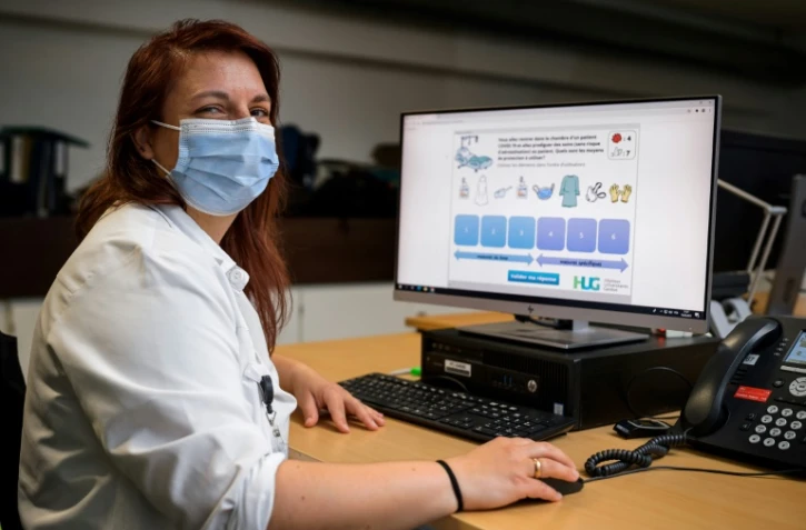 La docteur Mélanie Suppan présente le jeu vidéo "Escape Covid-19"dans le sous-sol de l'hôpital universitaire de Genève, le 10 mai 2021