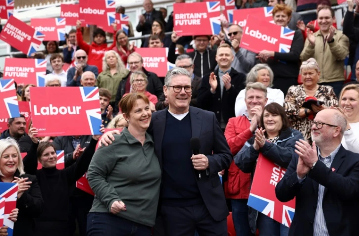 Le chef du Parti travailliste Keir Starmer félicite la nouvelle élue des East Midlands Claire Ward, à Mansfield Mansfield, dans le centre de l'Angleterre le 4 mai 2024