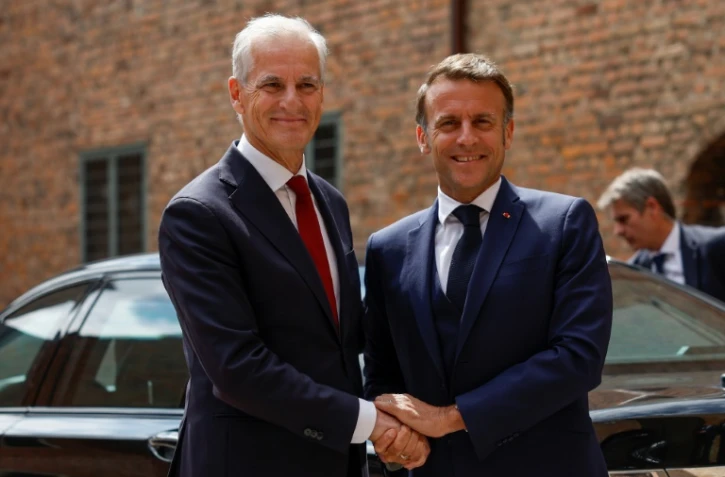 Le président français Emmanuel Macron (d) accueilli par le Premier ministre norvégien Jonas Gahr Støre à la forteresse Akershus à Oslo, le 23 juin 2025 en Norvège
