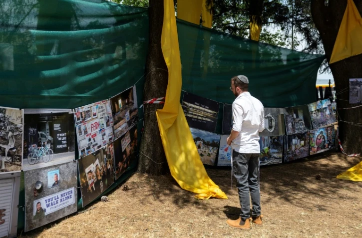 Un membre de la communauté juive de Johannesburg en Afrique du sud se recueille devant une exposition hommage aux victimes du 7-Octobre en Israël, le 7 octobre 2024