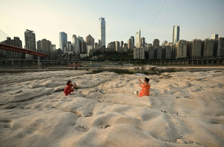 Lit asséché de la rivière Jialing, un affluent du fleuve Yangtsé à Chongqing en Chine le 25 août 2022