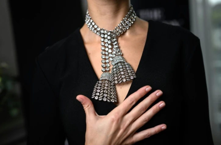 Un femme porte le collier de diamants du 18e siècle lors d'un point de presse de Sotheby's le 7 novembre 2024.

