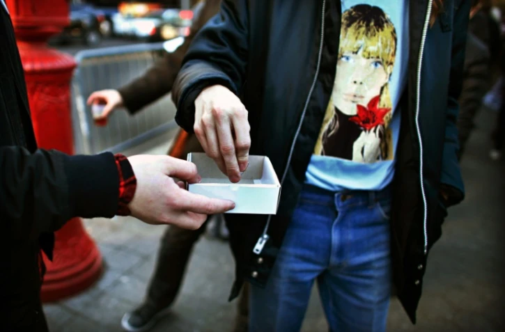 Des épingles à nourrice sont distribuées comme un signe de solidarité lors d'une manifestation contre l'élection de Trump, le 12 novembre à New York