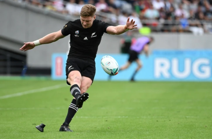 Le demi d'ouverture des All Blacks Jordie Barrett frappe une pénalité contre les Namibiens au Mondial, le 6 ocotbre 2019 à Tokyo