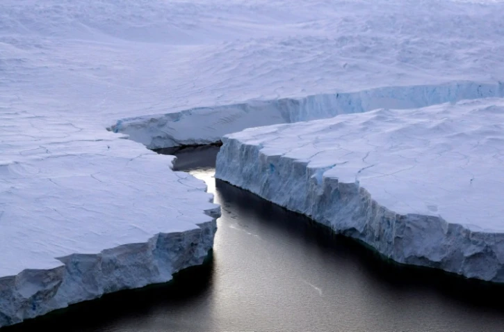 Vue d'un énorme iceberg se détachant, le 11 janvier 2008 en Antarctique