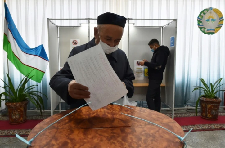 Un homme vote à l'élection présidentielle, le 24 octobre 2021 à Tackent, en Ouzbékistan