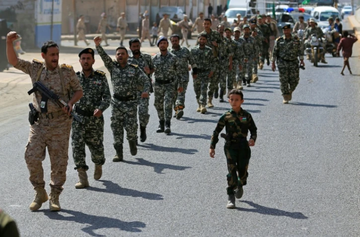 Des partisans des autorités houthies défilent lors d'un rassemblement visant à recruter de nouveaux combattants, le 10 septembre 2026 à Sanaa, au Yémen