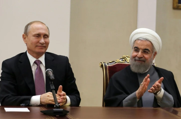Le président iranien Hassan Rohani (d) et son homologue russe Vladimir Poutine, le 23 novembre 2015 à Téhéran