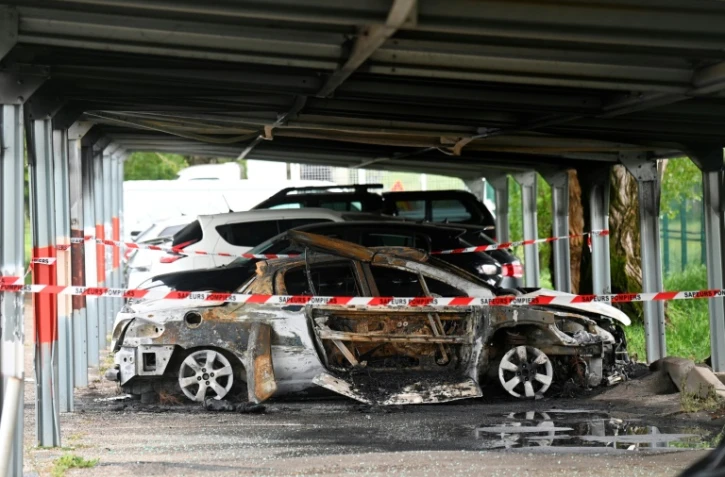 Un véhicule brûlé devant la prison de Tarascon, après que trois voitures ont été incendiées dans la nuit sur le parking de la prison, le 16 avril 2025 dans les Bouches-du-Rhône