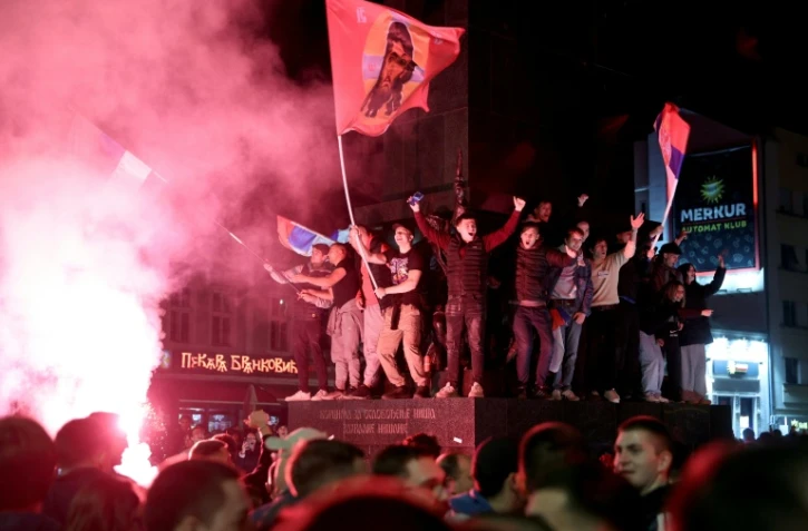 Des partisans de l'opposition célébrant sa victoire à Nis, en Serbie, dans la nuit du 25 au 26 octobre.