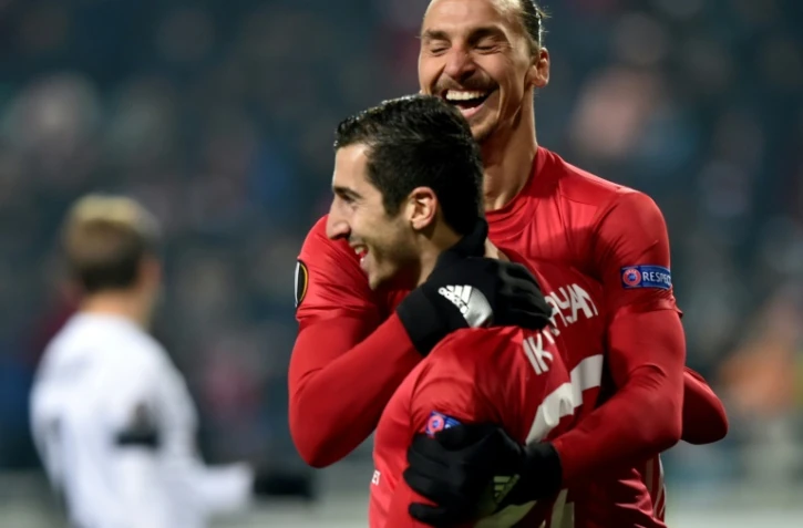 Zlatan Ibrahimovic (d) félicite Henrikh Mkhitaryan après son but face à Louhansk en Europa League, le 8 décembre 2016   