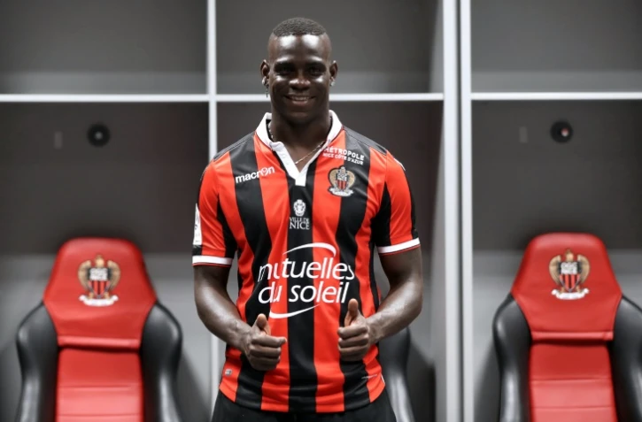 Le nouvel attaquant de l'OGC Nice Marion Balotelli pose revêtu du maillot niçois à l'Allianz Riviera, le 2 septembre 2016