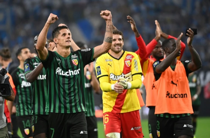 La joie des Lensois, vainqueurs 3-2 des Marseillais, lors de la 8e journée de Ligue 1, le 26 septembre 2021 au Stade Vélodrome