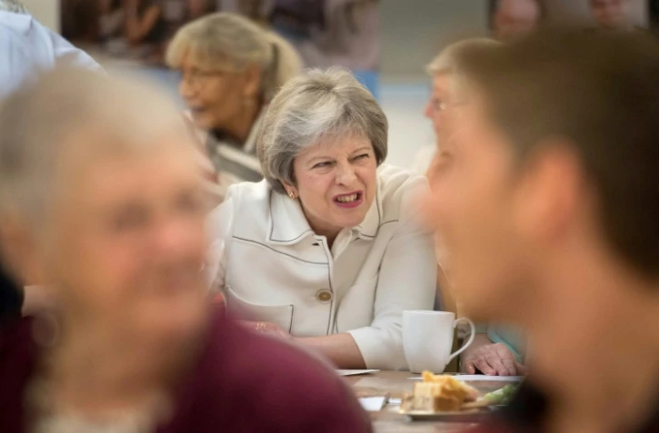 La Première ministre britannique Theresa May, lors d'une visite dans un centre caritatif à Londres le 15 octobre 2018