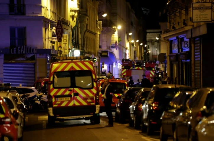 Des véhicules de pompiers sur les lieux de l'attaque, rue Saint Augustin à Paris, le 12 mai 2018