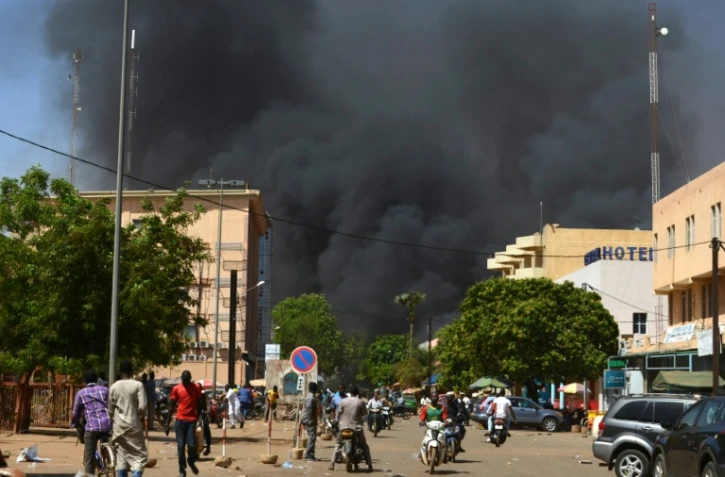 Un épais nuage de fumée noire pendant des attaques armées dans le centre de Ouagadougou, le 2 mars 2018 au Burkina