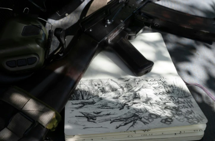 Des dessins du pilote de drone ukrainien Andriï, "Roy" de son nom de guerre, sur une position près de Chasiv Yar, dans la région de Donetsk, le 1er mai 2024