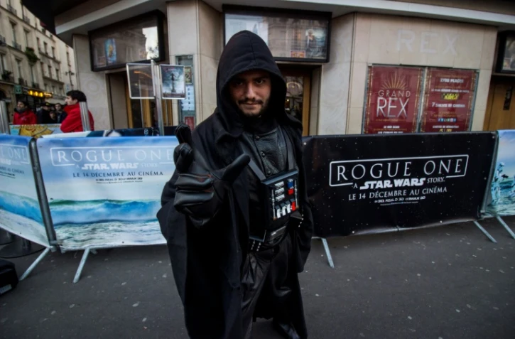Un homme déguisé en Dark Vador, personnage de la saga Stra Wars, devant le cinéma Le Grand Rex à Paris, le 14 décembre 2016