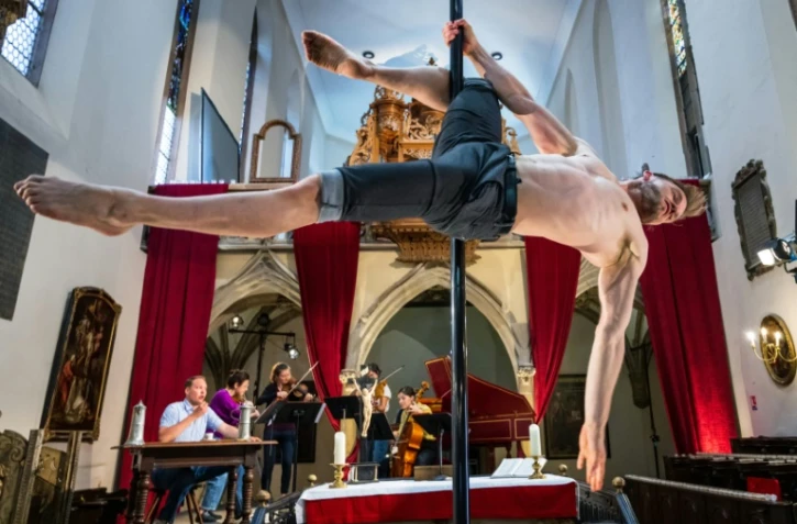 Le champion de pole dance Vincent Grobelny répète avant un spectacle dans l'église Saint-Guillaume de Strasbourg, le 28 mai 2023