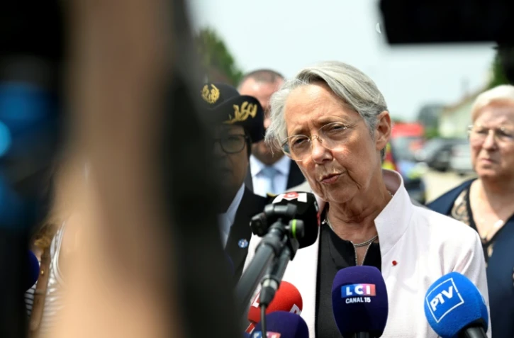 La ministre de l'Education Elisabeth Borne s'adresse à la presse à son arrivée à Nogent, en Haute-Marne, où une surveillante est décédée après avoir été poignardée par un élève, le 10 juin 2025