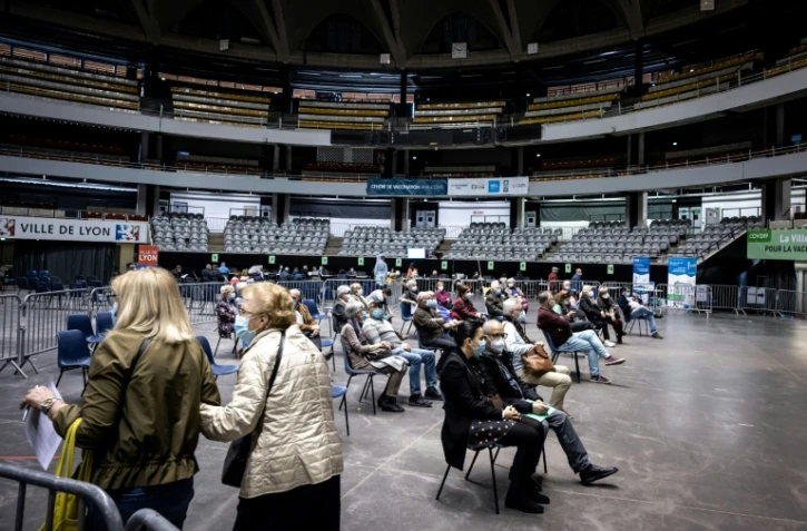 Des personnes attendent dans le Palais des sports de Lyon (France), transformé en centre de vaccination, le 29 mars 2021