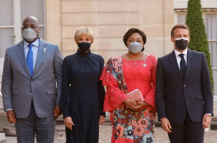 Le président français Emmanuel Macron (d) et sa femme Brigitte Macron (2e g) reçoivent le président de RDC Félix Tshisekedi (g) et son épouse Denise Nyakeru Tsisekedi, le 17 mai 2021 à l'Elysée, à Paris
