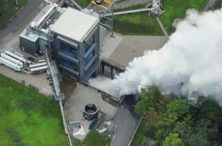 Vue aérienne diffusée par ArianeGroup montrant de la fumée lors d'un test de mise à feu du moteur de l'étage principal de la fusée européenne Ariane 6, le 23 novembre 2023 à Kourou, en Guyane