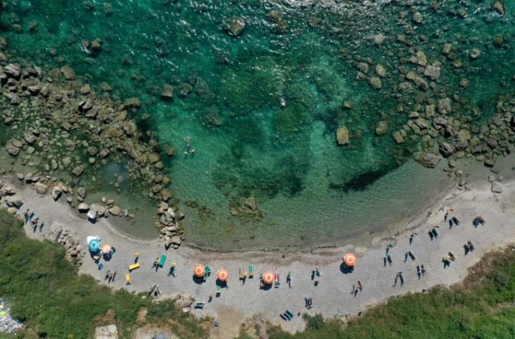 Vue aérienne le 12 juillet 2021 de la plage de Kallmet, en Albanie