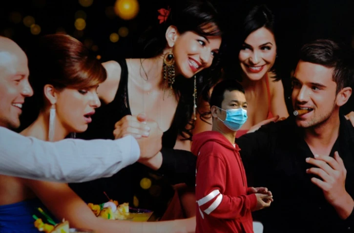 Un homme marche dans un quartier de Madrid partiellement reconfiné, l' Usera,  le 21 septembre 2020