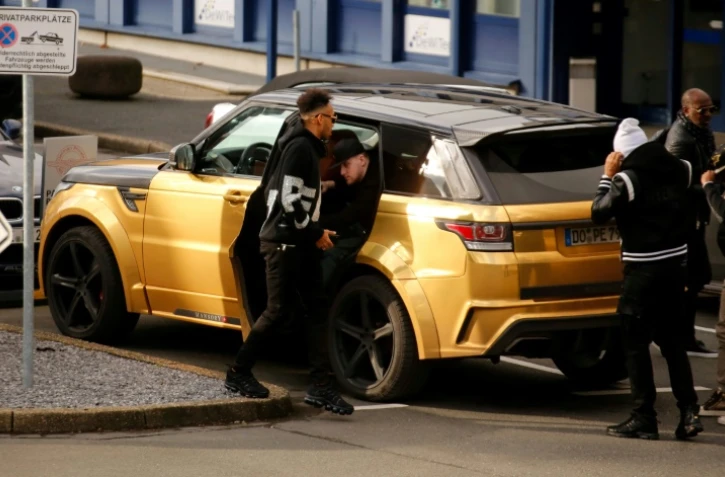 L'attaquant de Dortmund Pierre-Emerick Aubameyang (g) à son arrivée à l'aéroport de Dortmund, le 30 janvier 2018