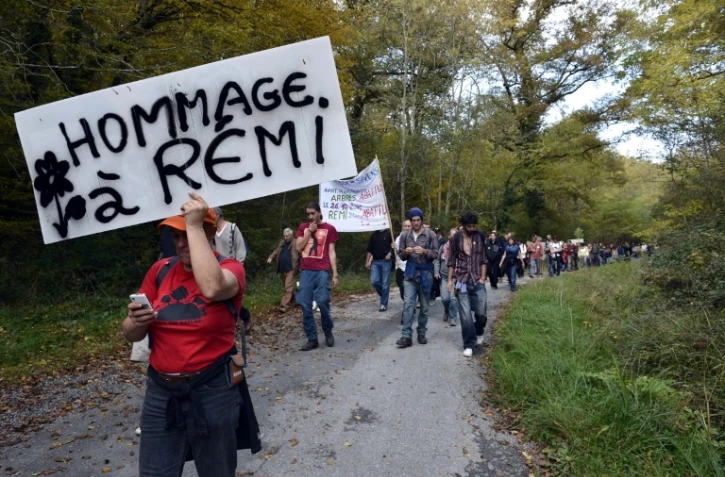 Une manifestante porte une pancarte, "hommage à Rémi", le 25 octobre 2015 à Gaillac