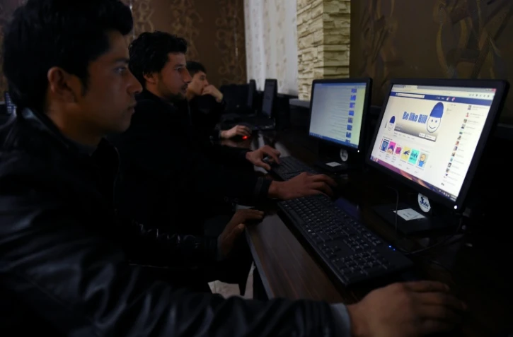 Un étudiant afghan regarde les dessins humoristique "Be Like Bill" sur un compte Facebook à Kaboul, le 30 janvier 2016