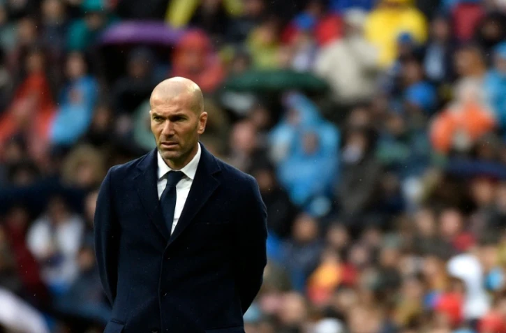 L'entraîneur du Real Madrid Zinédine Zidane suit le match face à l'Athlétic Bilbao à Santiago Bernabeu, le 13 févirer 2016