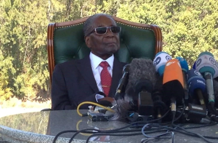 L'ex-président zimbabwéen Robert Mugabe s'adresse à la presse à Harare le 29 juillet 2018, à la veille de l'élection présidentielle