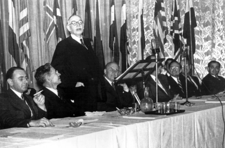 Photo transmise par le FMI montrant l'écononomiste John Maynard Keynes (debout) à la conférence de Bretton Woods, en juillet 1944