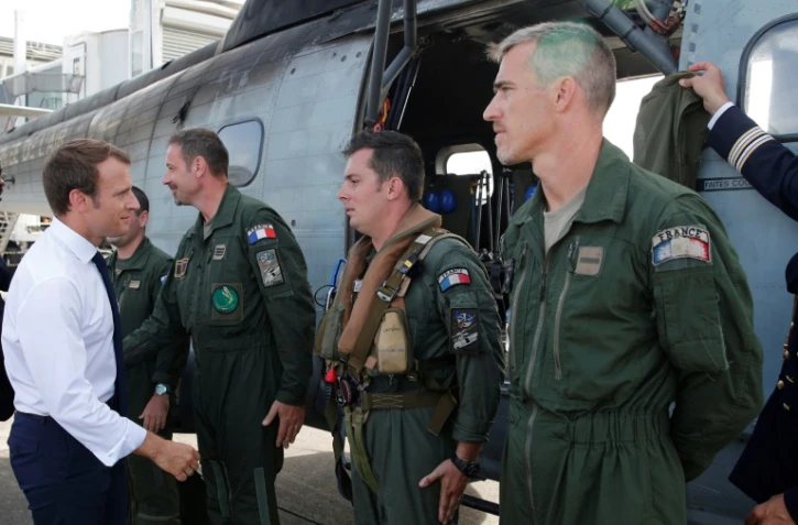 Le président Emmanuel Macron sur le Tarmac de l'aéroport de Pointe-a-Pitre sur l'île de la Guadeloupe doit rejoindre l'île de Saint-Martin, le 12 septembre 2012