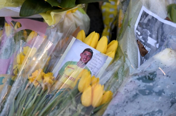 Des fleurs et des photos d'Emiliano Sala déposées à l'extérieur du stade de la Beaujoire avant le match entre Nantes et Saint-Etienne, le 30 janvier 2019 