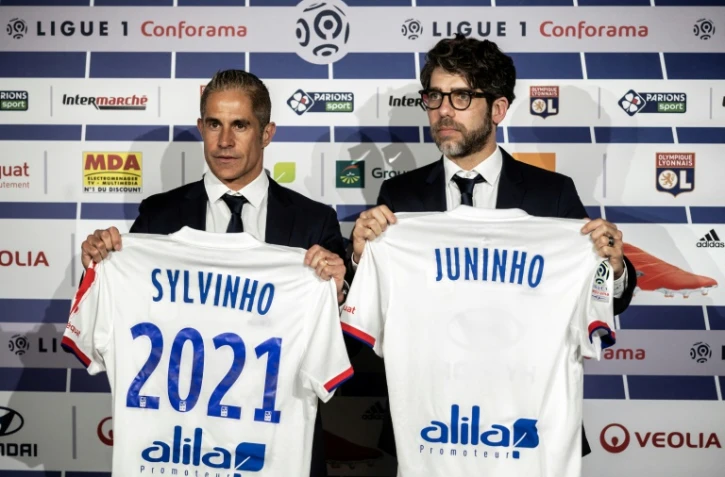L'entraîneur et le directeur sportif de Lyon, les Brésiliens Sylvinho (g) et Juninho, lors de leur présentation à Decines-Charpieu, le 28 mai 2019