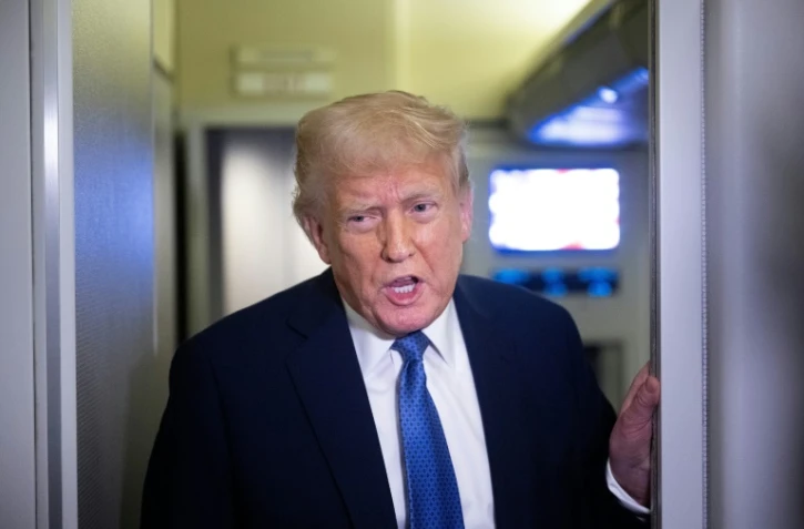Le président américain Donald Trump s'adresse aux journalistes à bord d'Air Force One, de retour de Floride à destination de Washington, le 16 mars 2025