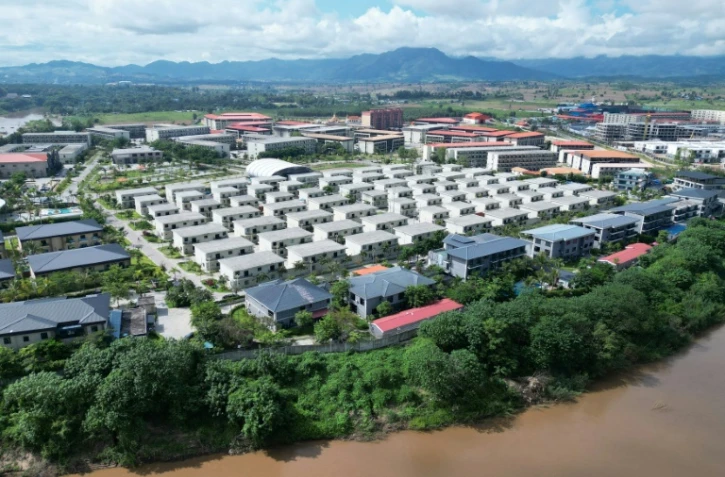 Le complexe KK Park dans le canton de Myawaddy, en Birmanie, vu depuis le disstrict de Mae Sot, dans la province frontalière de Tak, le 17 septembre 2025 en Thaïlande