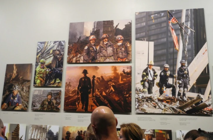 Exposition au mémorial 9/11 à New York conscarée au secouristes anonymes présentant des oeuvres de la photographe d'Andrea Booher, le 9 juin 2016