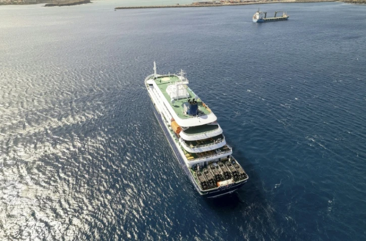 Vue aérienne du bateau de croisière MV Hondius au mouillage au large du port de Praia, au Cap-Vert, le 3 mai 2026