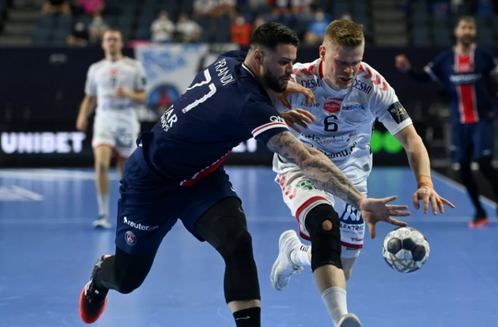 L'arrière du Paris Saint-Germain Elohim Prandi (à gauche) contre Aalborg en demi-finale de la Ligue des champions à Cologne, le 12 juin 2021