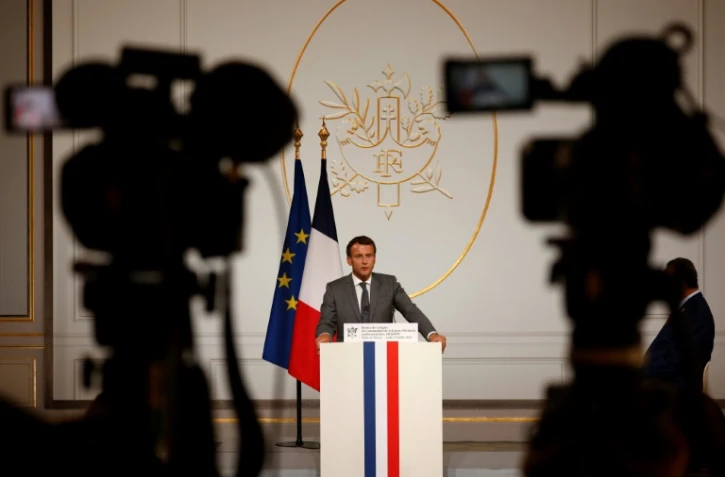 Emmanuel Macron prononce un discours lors d'une cérémonie de remise de la Légion d'honneur au révérend Jesse Jackson, à l'Elysée le 19 juillet 2021