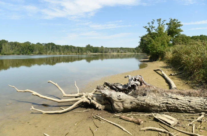 Un étang partiellement asséché près d'Aire-sur-Adour, dans le sud-ouest de la France, le 9 août 2022 
