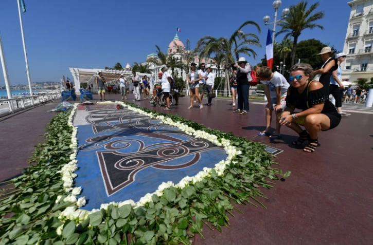 Des roses déposées sur la Promenade des Anglais en hommage aux victimes de l'attentat de Nice, le 14 juillet 2017, un an après l'attaque