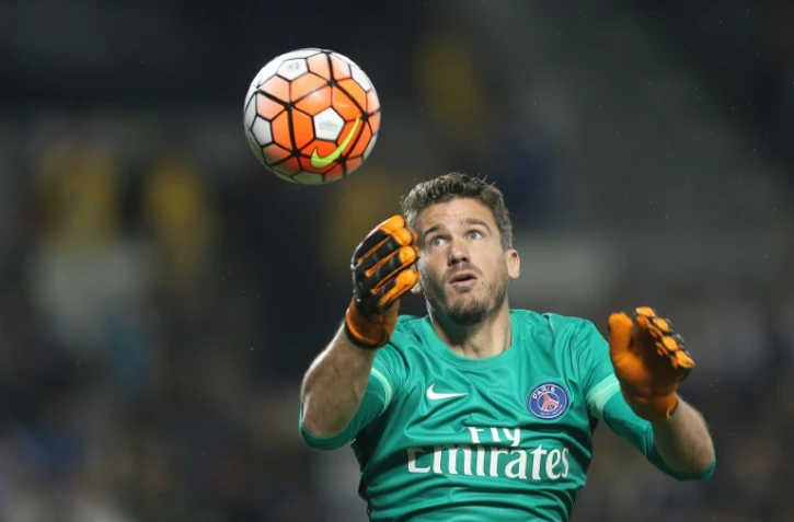 Le gardien Nicolas Douchez, lors d'un échauffement avec son ancien club le PSG, avant un match amical contre l'Inter, le 30 décembre 2015 à Doha