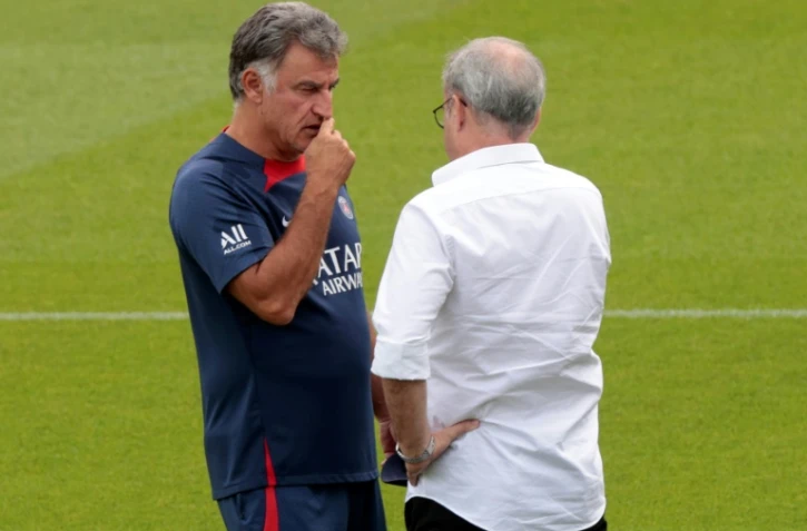 Christophe Galtier, l'entraîneur du PSG, converse avec le directeur du football du club Luis Campos, pendant un nentraînement au Camp des Loges le 4 août 2022 à Saint-Germain-en-Laye