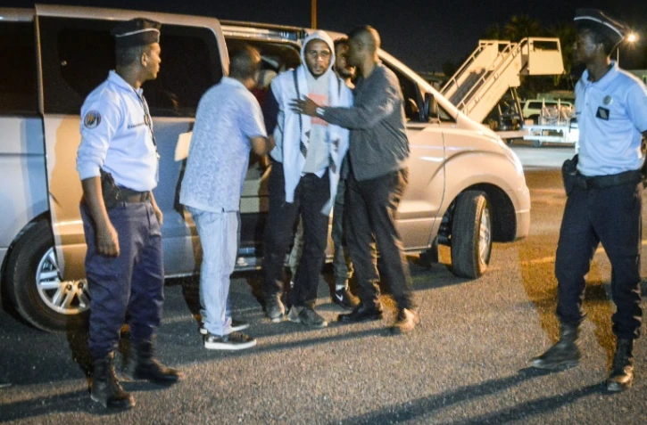 Le jihadiste Peter Cherif (au centre) sort d'une voiture à Djibouti le 22 décembre 2018 avant d'être extradé en France